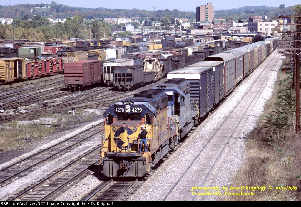 Chessie C&O GP40 4279- SD40 8053, with eastbound R396 on the B&O Keystone sub about to change crews, Connellsville, Pennsylvania. October 14, 1987. 